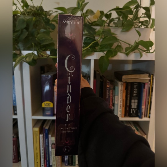 CINDER by Marissa Meyer - Picture 5 of 7